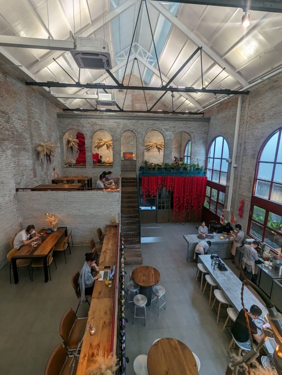 Молодые люди работают за ноутбуком в кафе в Дананге