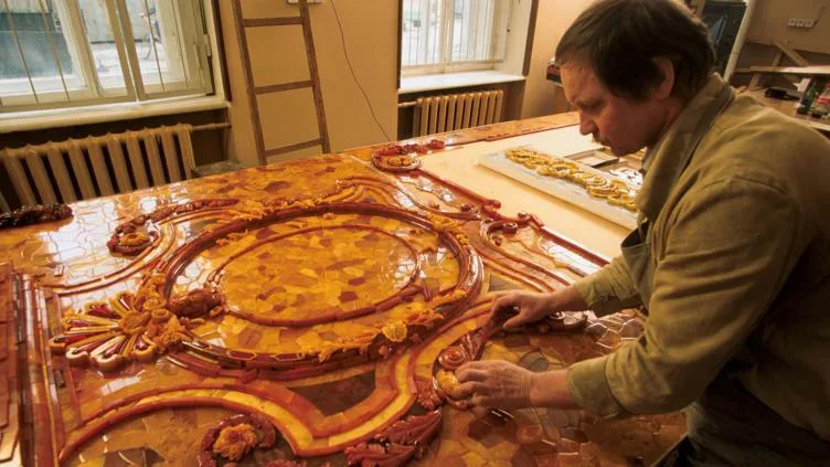 Мастера Царскосельской янтарной мастерской восстанавливают элементы Янтарной комнаты