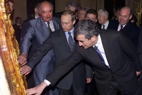 Михаэль Науман передаёт фрагменты Янтарной комнаты Владимиру Путину, 29 апреля 2000 года