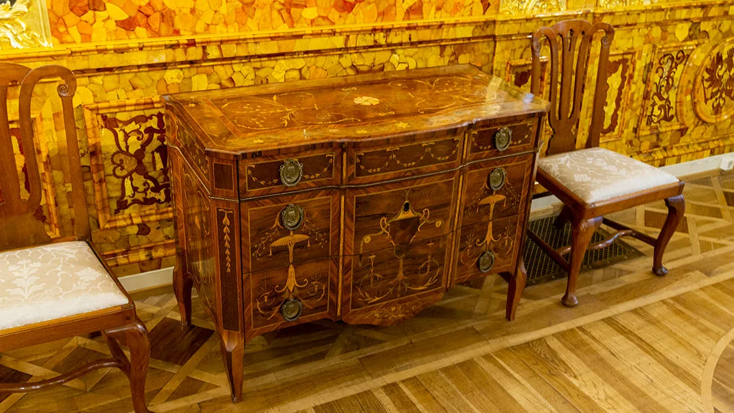 Янтарный комод 1711 года берлинской работы, возвращённый Германией России в 2000 году