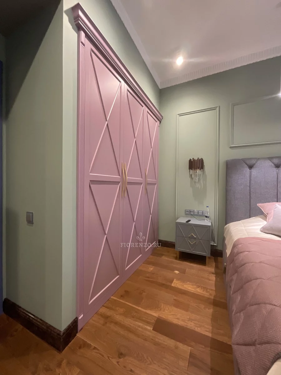 Розовые шкафы в спальню в стиле прованс