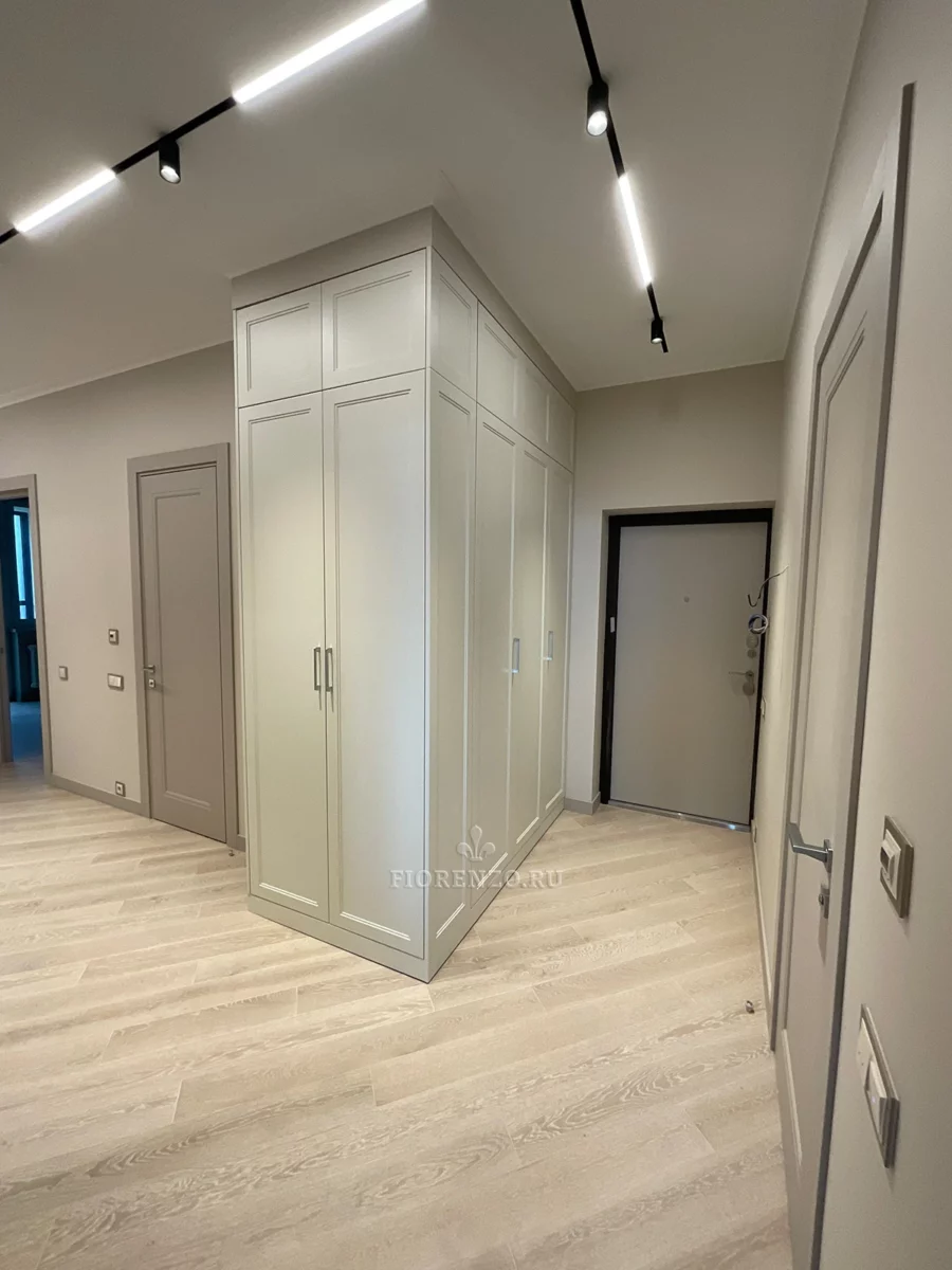 Встроенный угловой шкаф лестер