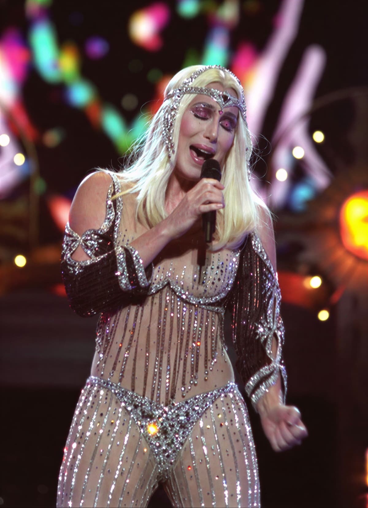 Шер на сцене во время Farewell Tour, 2002&ndash;2003, в костюме от Боба Макки