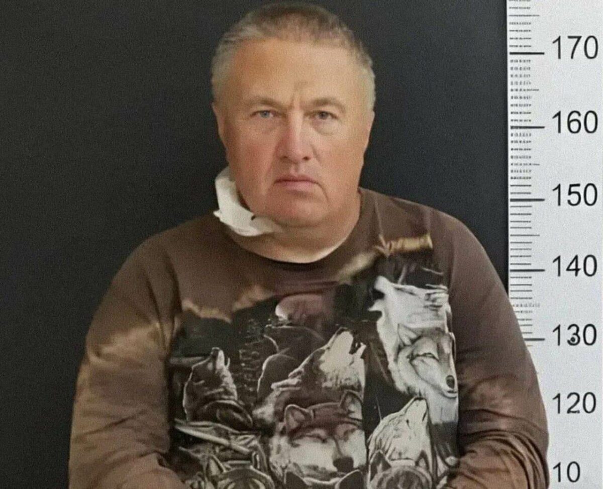 Руднев после ареста в Аргентине, на шее заклеенный пластырем порез