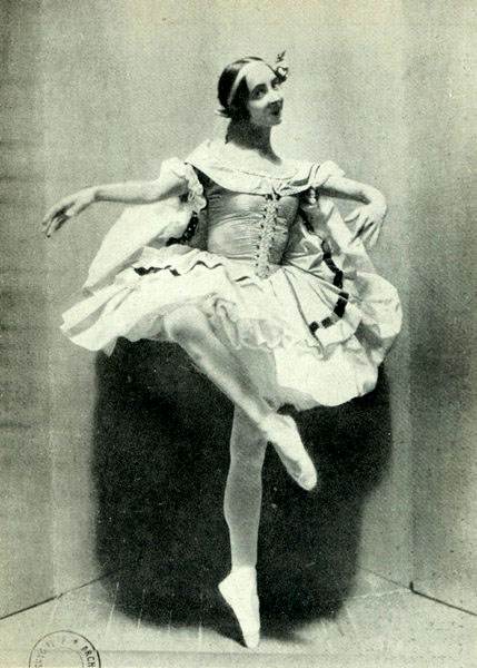 Ольга Спесивцева в балете Эсмеральда на сцене Мариинского театра, 1915 год