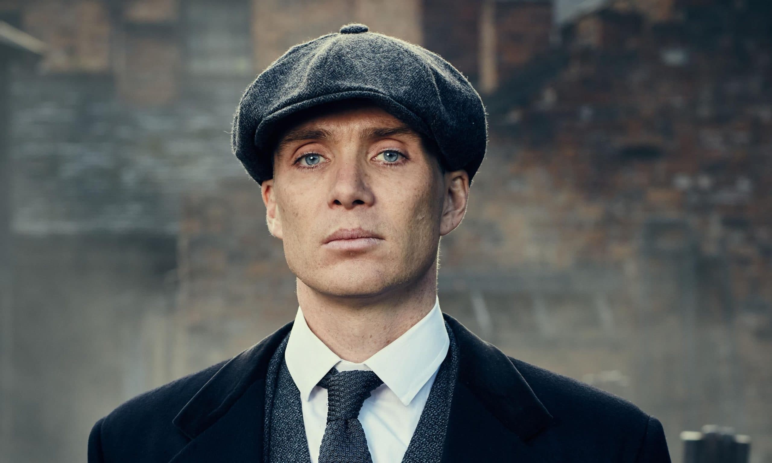 Киллиан Мёрфи в образе Томми Шелби из сериала Острые козырьки &mdash; кепка, сигарета, холодный взгляд