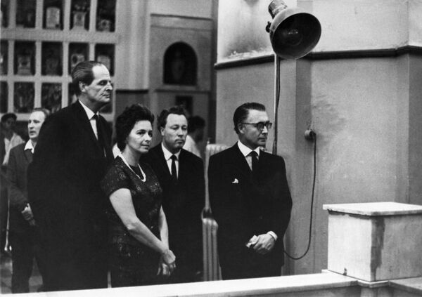 Дональд Маклейн с женой на похоронах Гая Бёрджесса в Москве, 1963 год