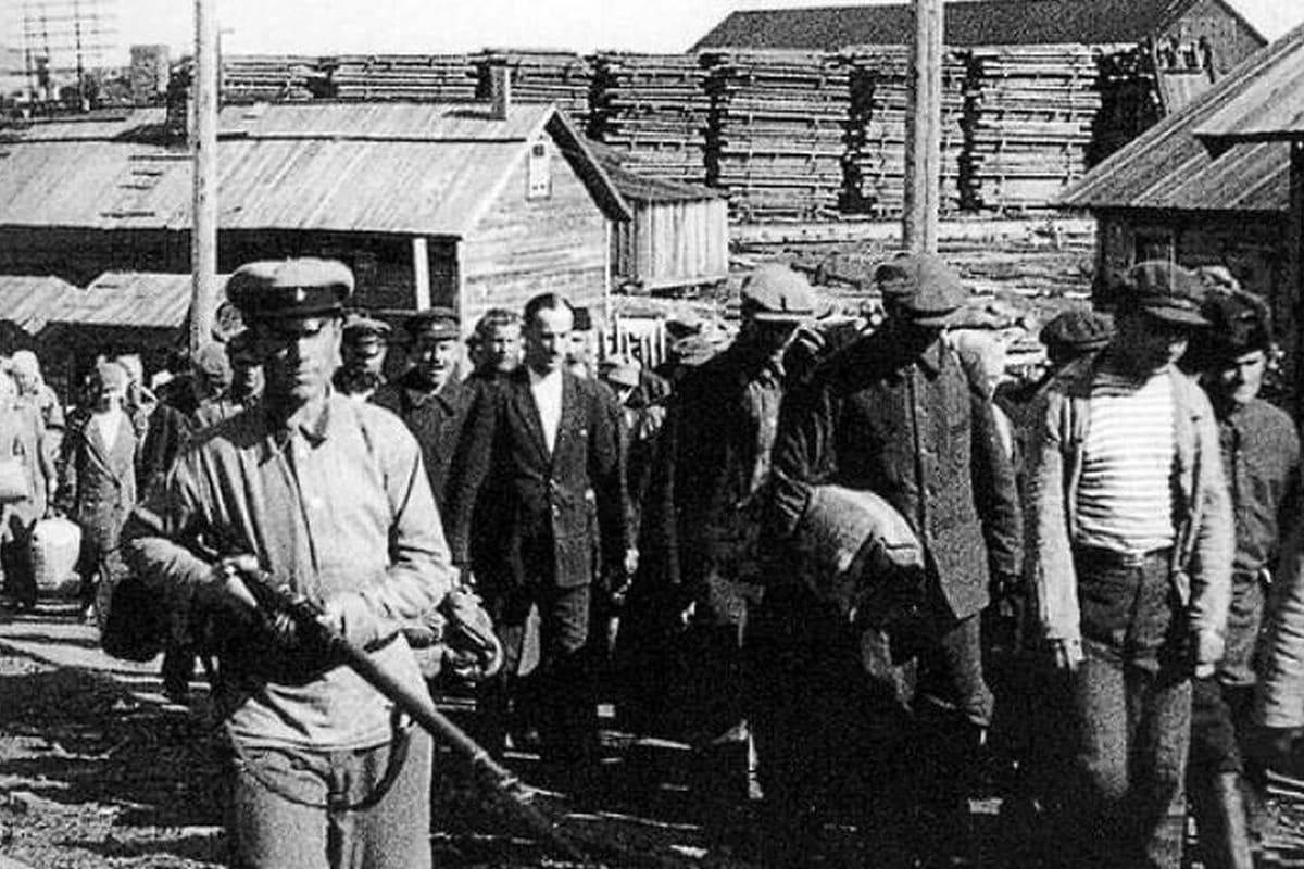 Конвоирование заключённых в лагере ГУЛАГа конец 1940-х годов