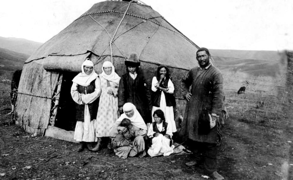 Типичная семья зажиточного казаха в начале XX века