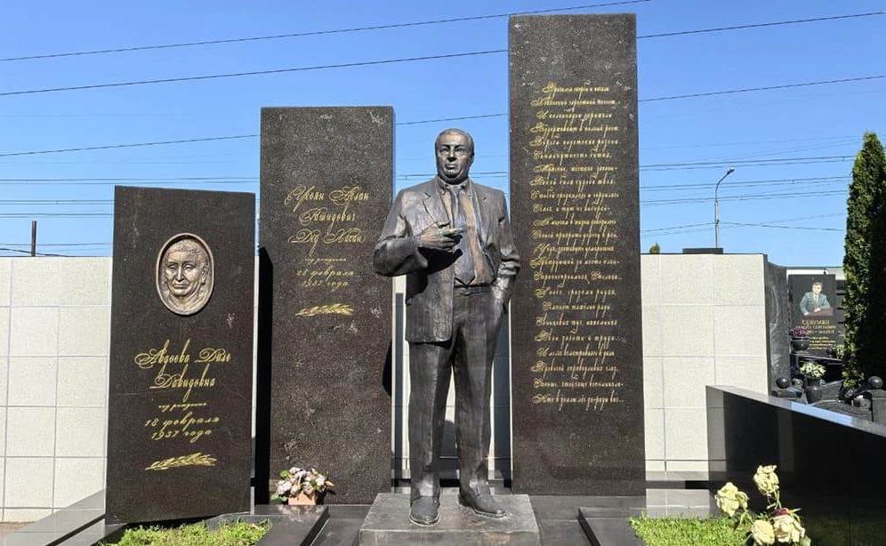 Могила Аслана Усояна Деда Хасана на Хованском кладбище в Москве