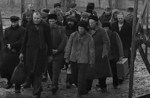 Амнистированные заключённые прибывают на вокзал, 1953 год