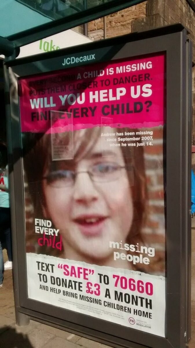 Плакат кампании Missing People &laquo;Найди каждого ребёнка&raquo; с портретом Эндрю Госдена