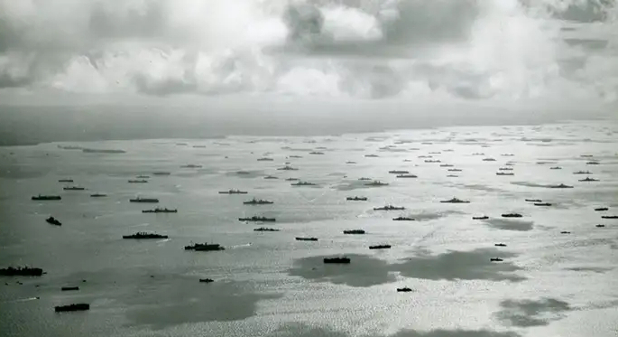 Десантные корабли союзников выходят в море. Ла-Манш, июнь 1944 года