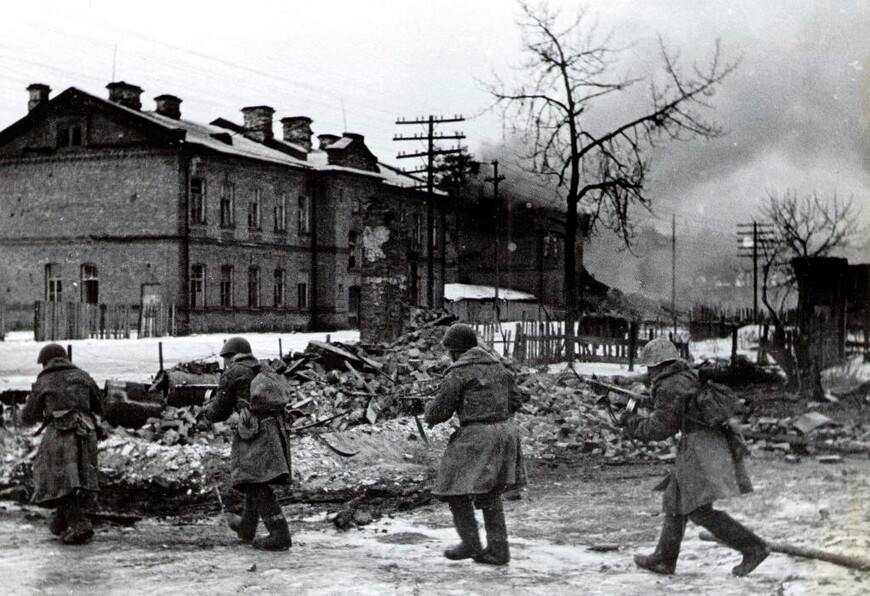 Бойцы Красной Армии освобождают Лугу Ленинградской области 1944 год