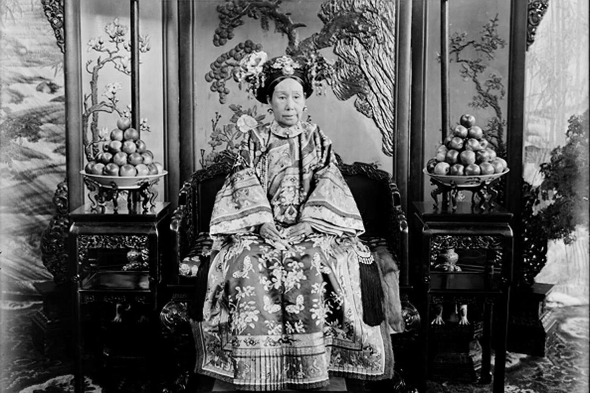 Императрица Цыси на фотографии 1880-х годов &mdash; вдовствующая правительница Китая