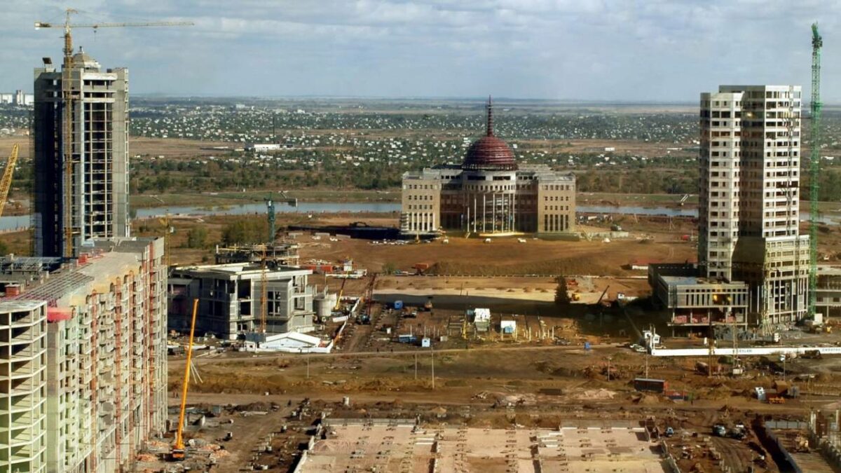 Стройки Астаны в 1990-е годы &mdash; перенос столицы Казахстана