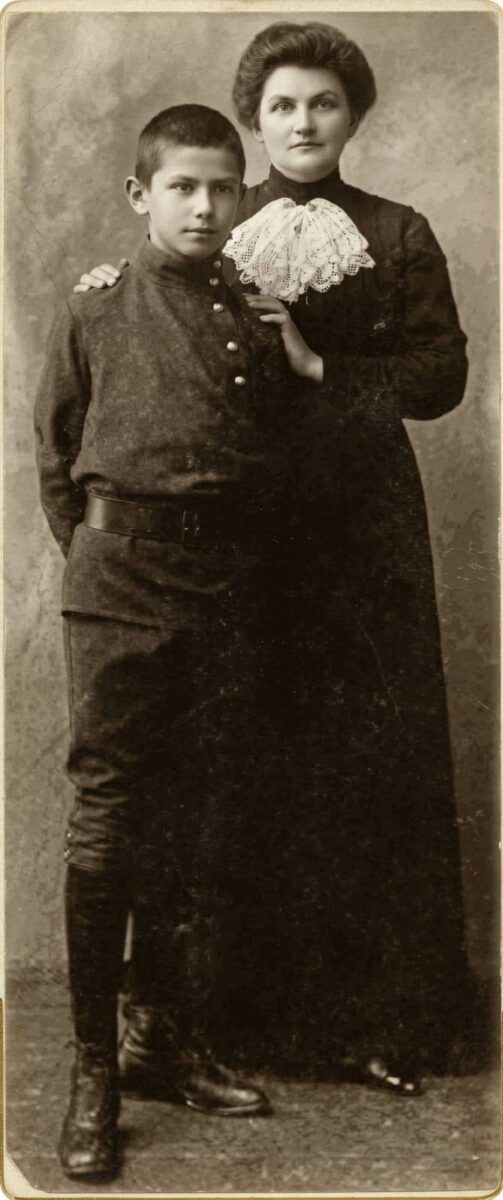 Дмитрий Быстролетов с матерью Клавдией Быстролетовой. 1913 год