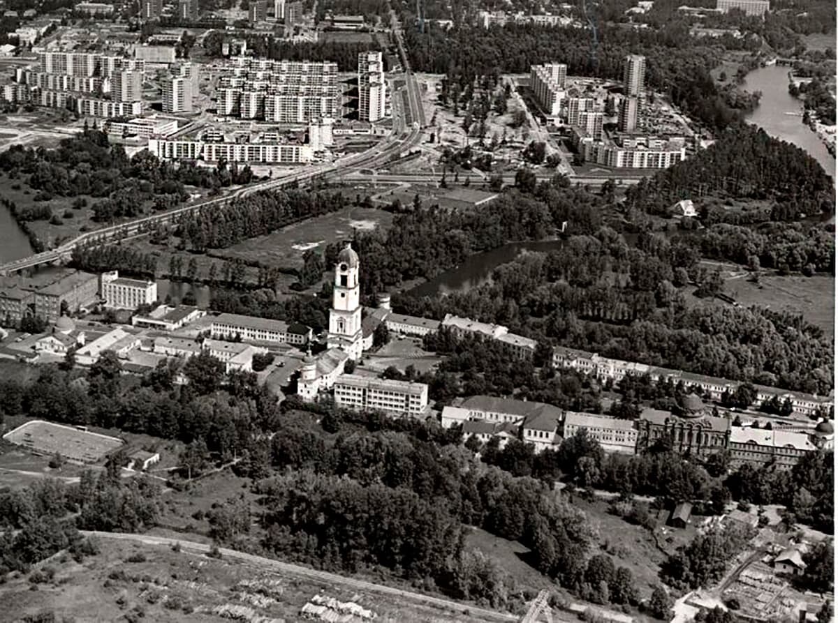 Арзамас-16 (ныне Саров) &mdash; закрытый ядерный центр СССР