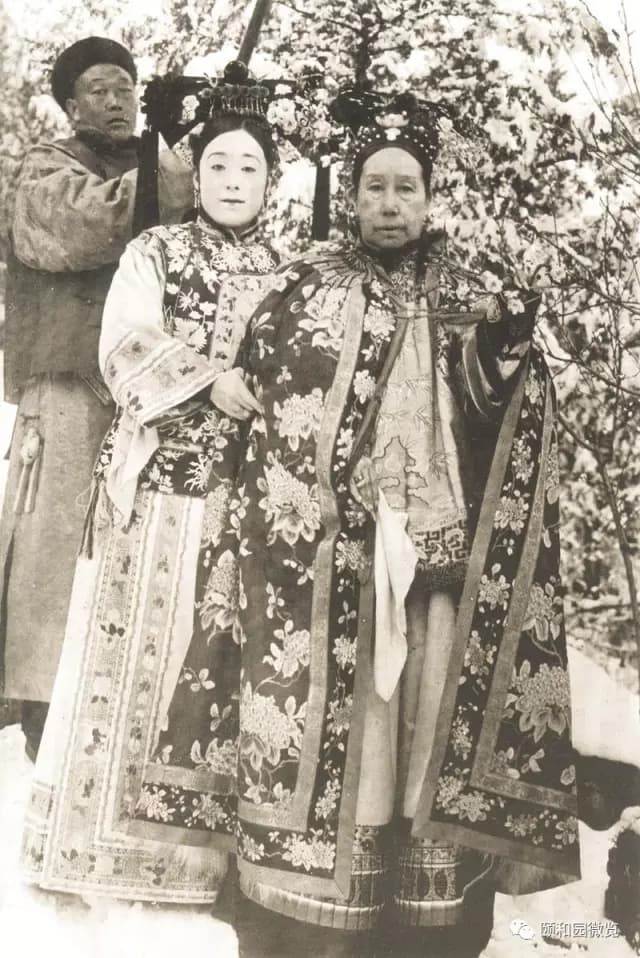 Прогулка императрицы Цыси &mdash; одна из последних фотографий правительницы Китая, 1907 год