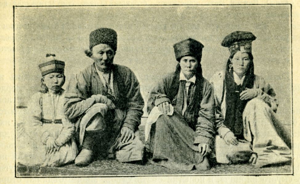 Казах с жёнами-калмычками и дочерью, конец XIX века