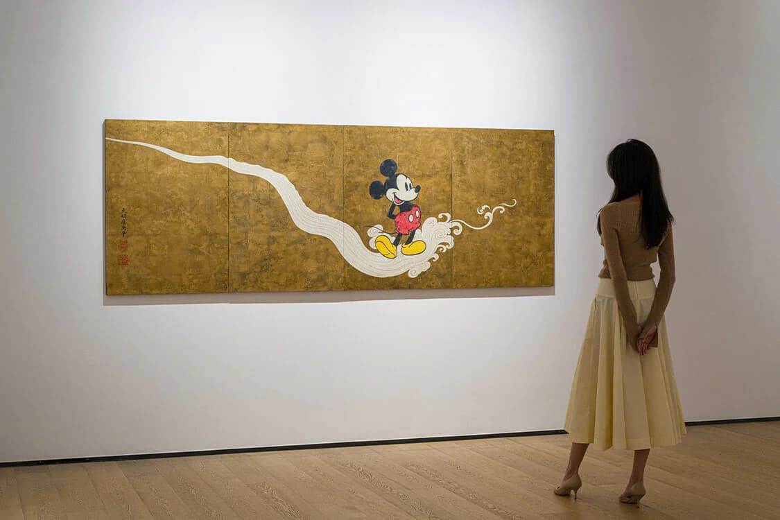 Mickey Arrive на выставке &mdash; золотая ширма с Микки в интерьере галереи