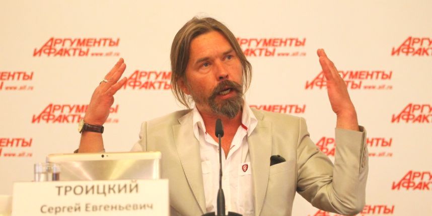 Сергей Паук Троицкий даёт интервью прессе