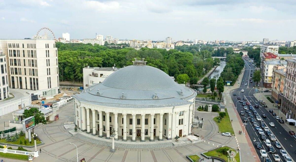 Белорусский государственный цирк в Минске на берегу реки Свислочь