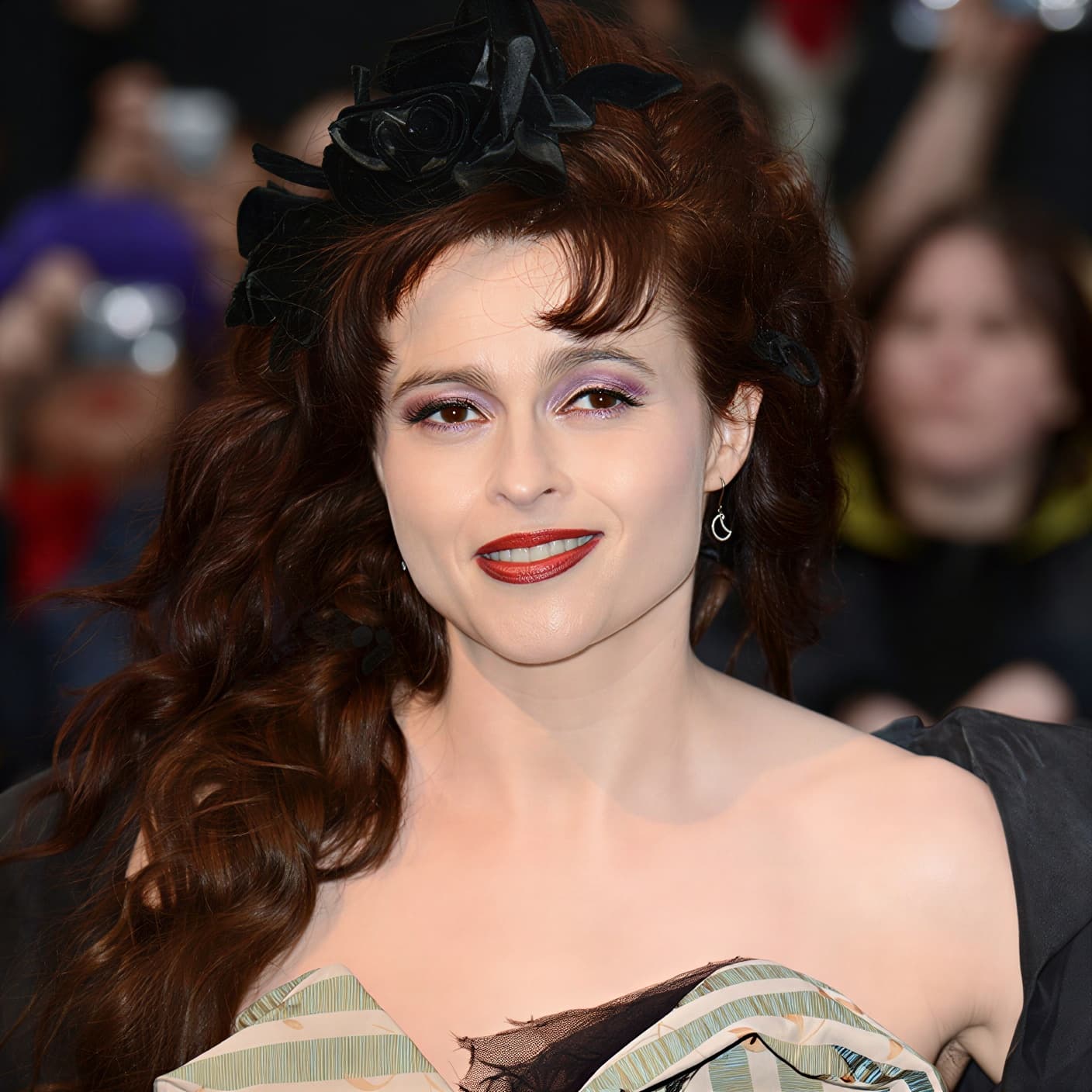 актриса Хелена Бонем Картер (Helena Bonham Carter) в Лондоне на европейской премьере фильма &laquo;Мрачные тени&raquo; (Dark Shadows) 9 мая 2012 года