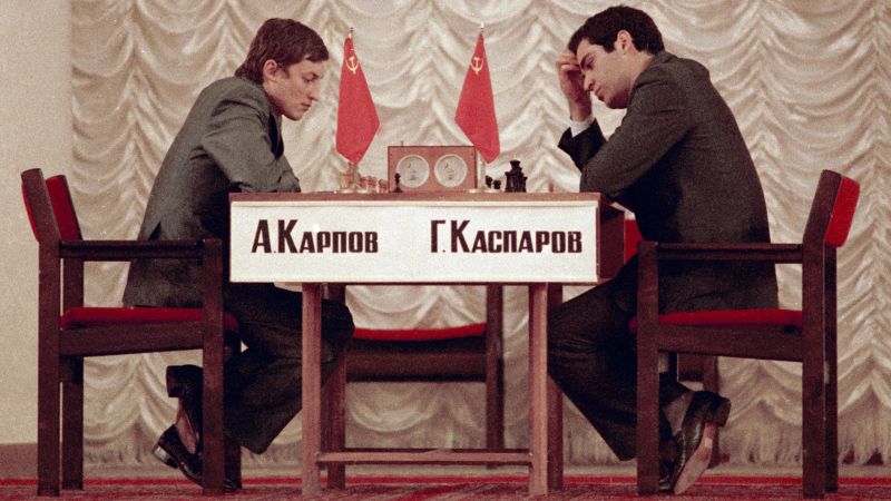 Анатолий Карпов и Гарри Каспаров за шахматной доской во время матча за звание чемпиона мира 1984 года в Москве