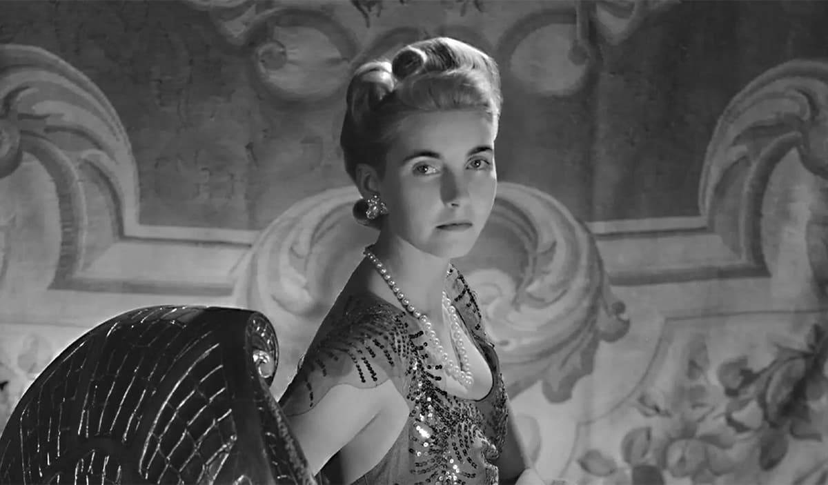 Барбара Хаттон с ожерельем Хаттон-Мдивани, впоследствии проданным на Sotheby's за 27,4 миллиона долларов