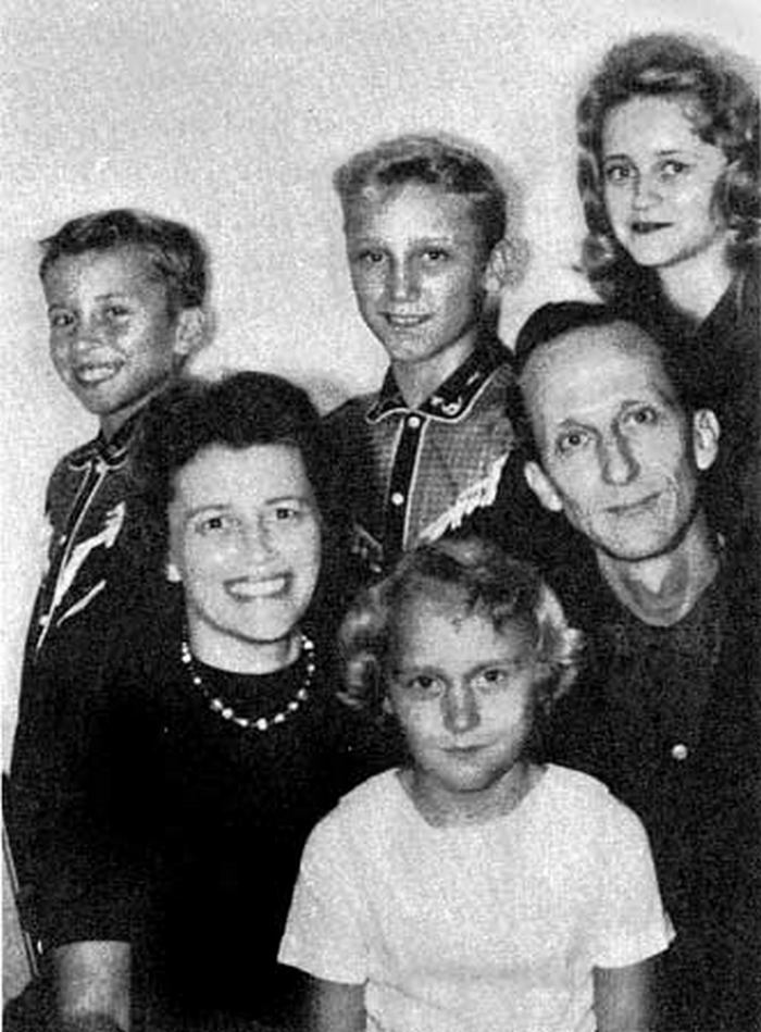 Дэвид Бёрг с женой и детьми, 1961 год