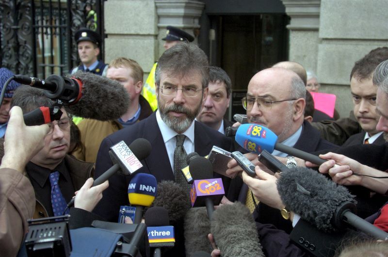 Герри Адамс лидер Шинн Фейн Sinn Fein заявляет о непричастности ИРА к ограблению 10 февраля 2005 года
