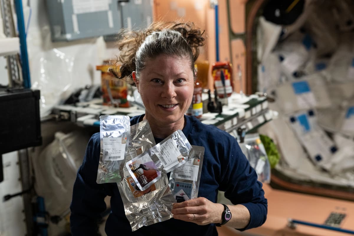 Астронавтка NASA демонстрирует медицинские пакеты из аптечки на МКС