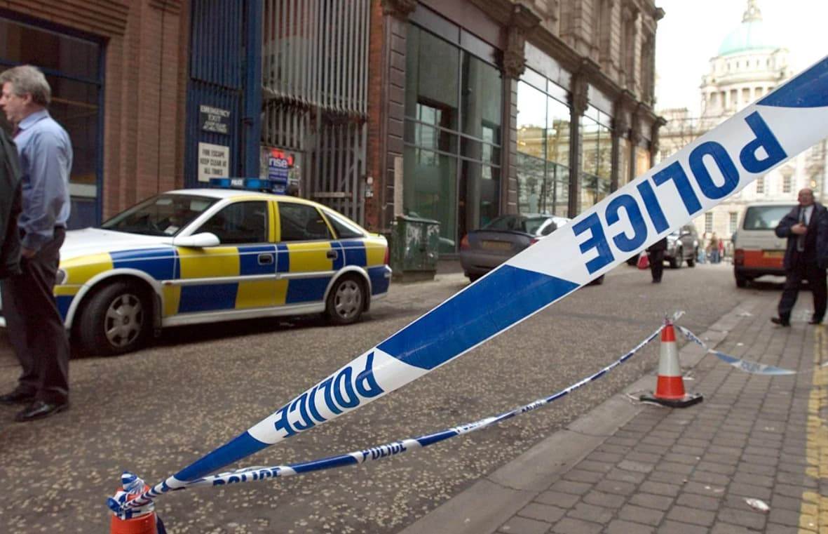 Полиция Северной Ирландии PSNI у служебного входа Northern Bank после ограбления