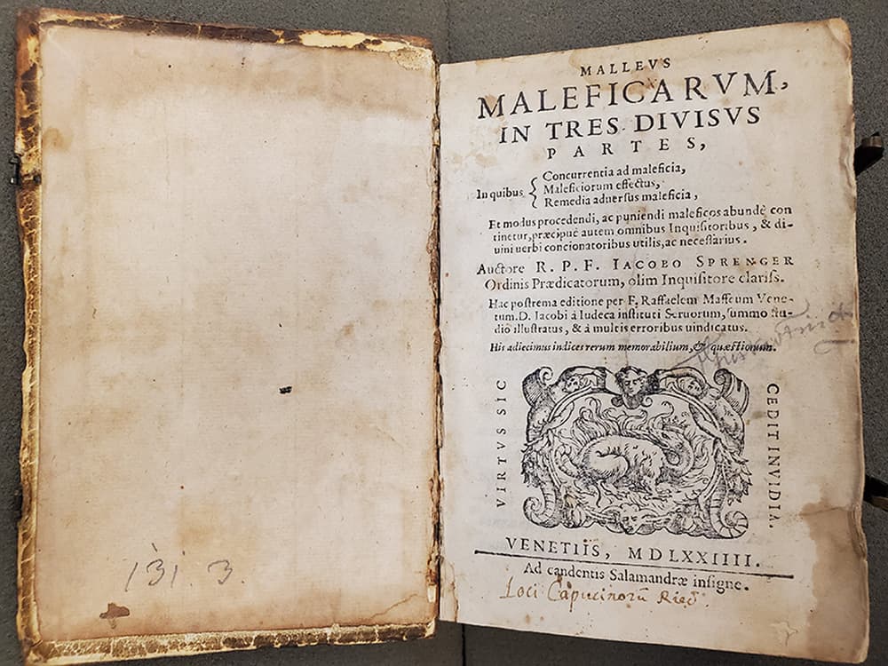 Титульный лист издания &laquo;Молота ведьм&raquo; 1520 года с характерным для инквизиторских трактатов готическим шрифтом