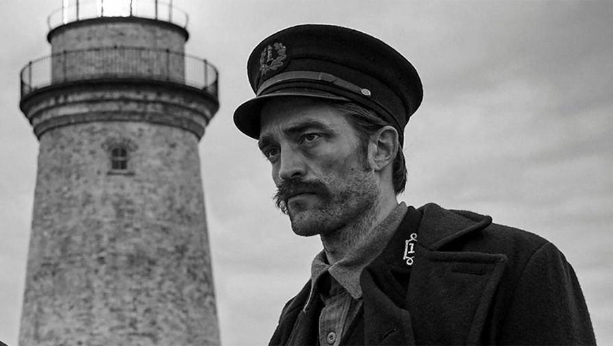 Роберт Паттинсон в роли смотрителя маяка Эфраима &mdash; кадр из фильма &laquo;Маяк&raquo; (2019)