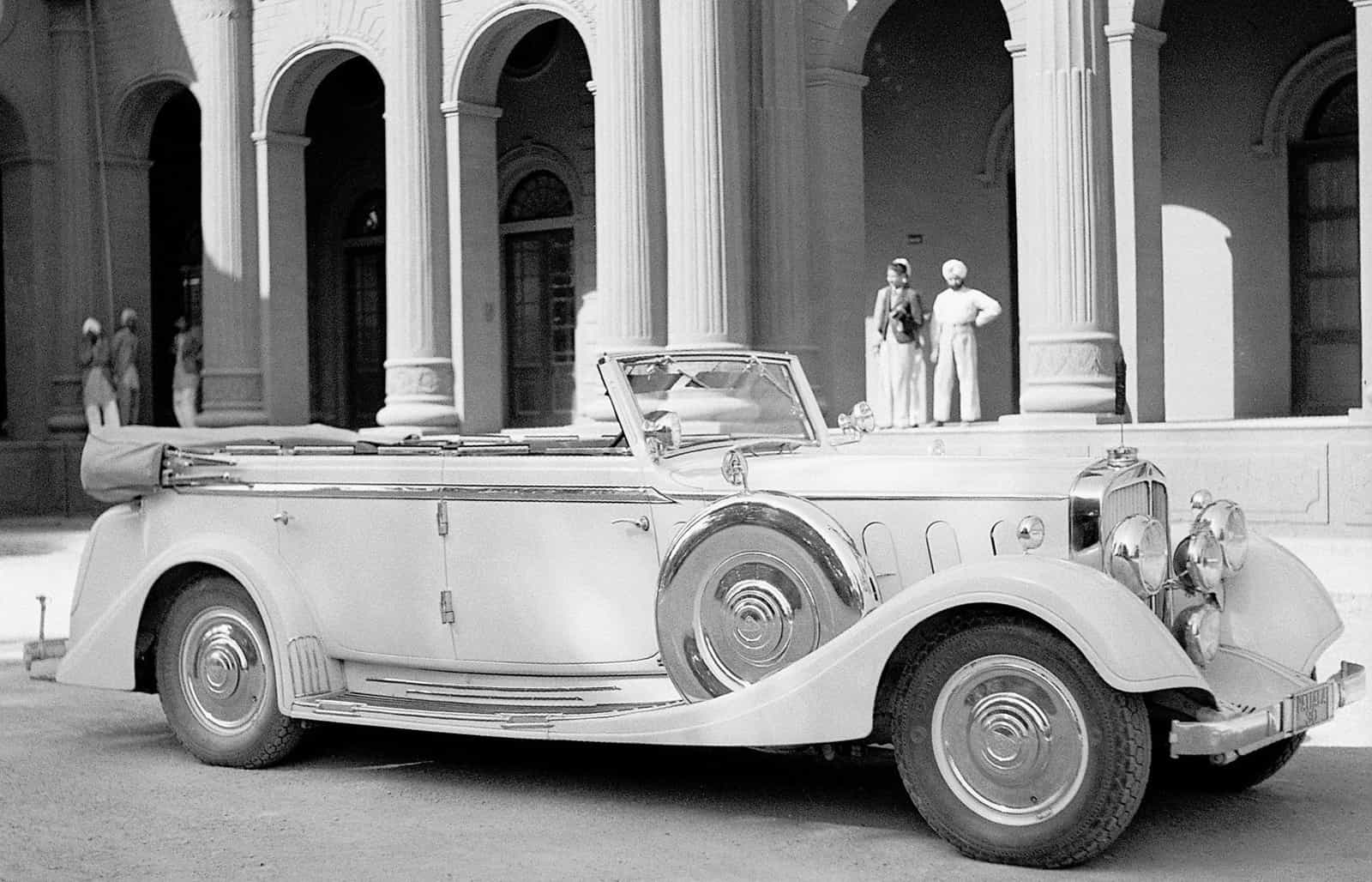 Бхупиндер Сингх с женой смотрят на подарок Адольфа Гитлера Maybach у дворца