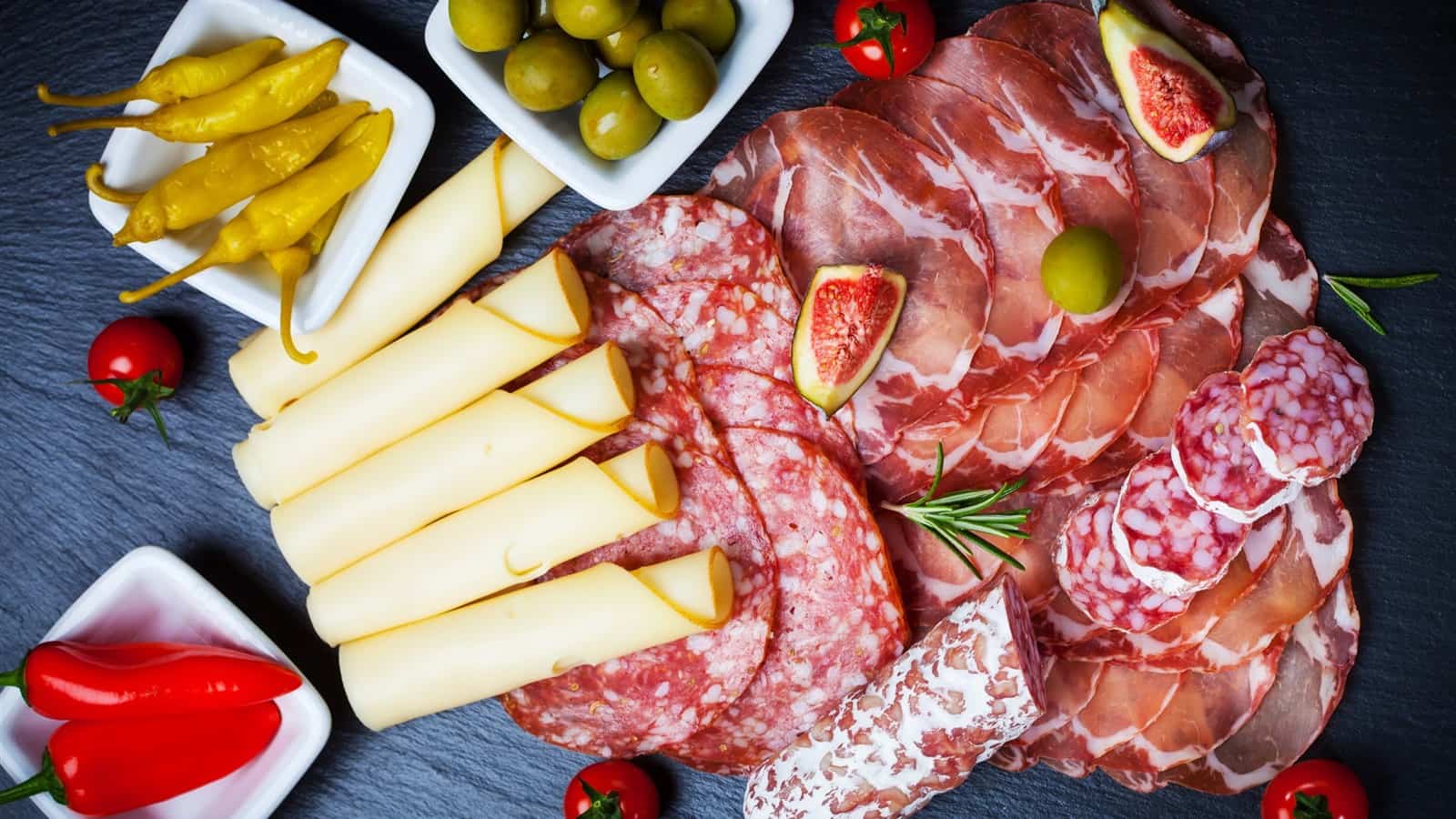 продукты на столе &mdash; колбаса, сыр, хлеб, консервы
