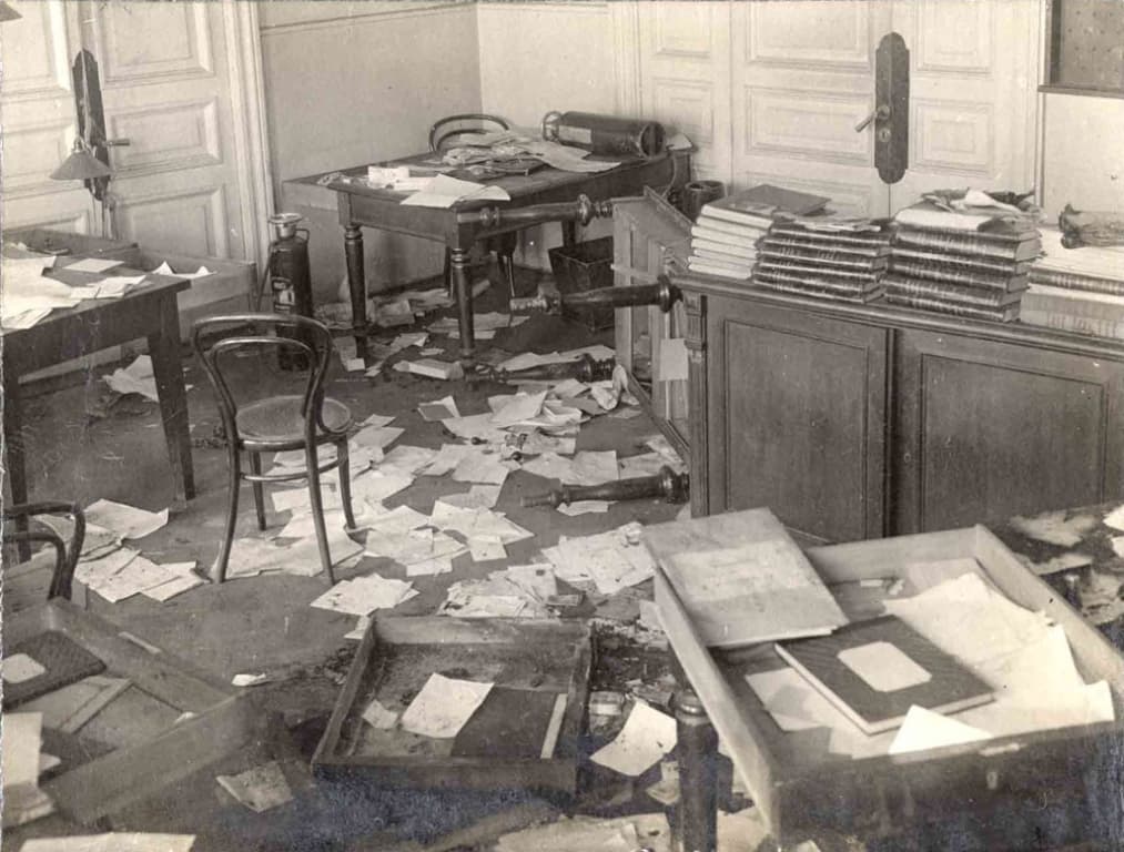 Интерьер московской квартиры 1920-х годов &mdash; следы обыска после прихода ОГПУ