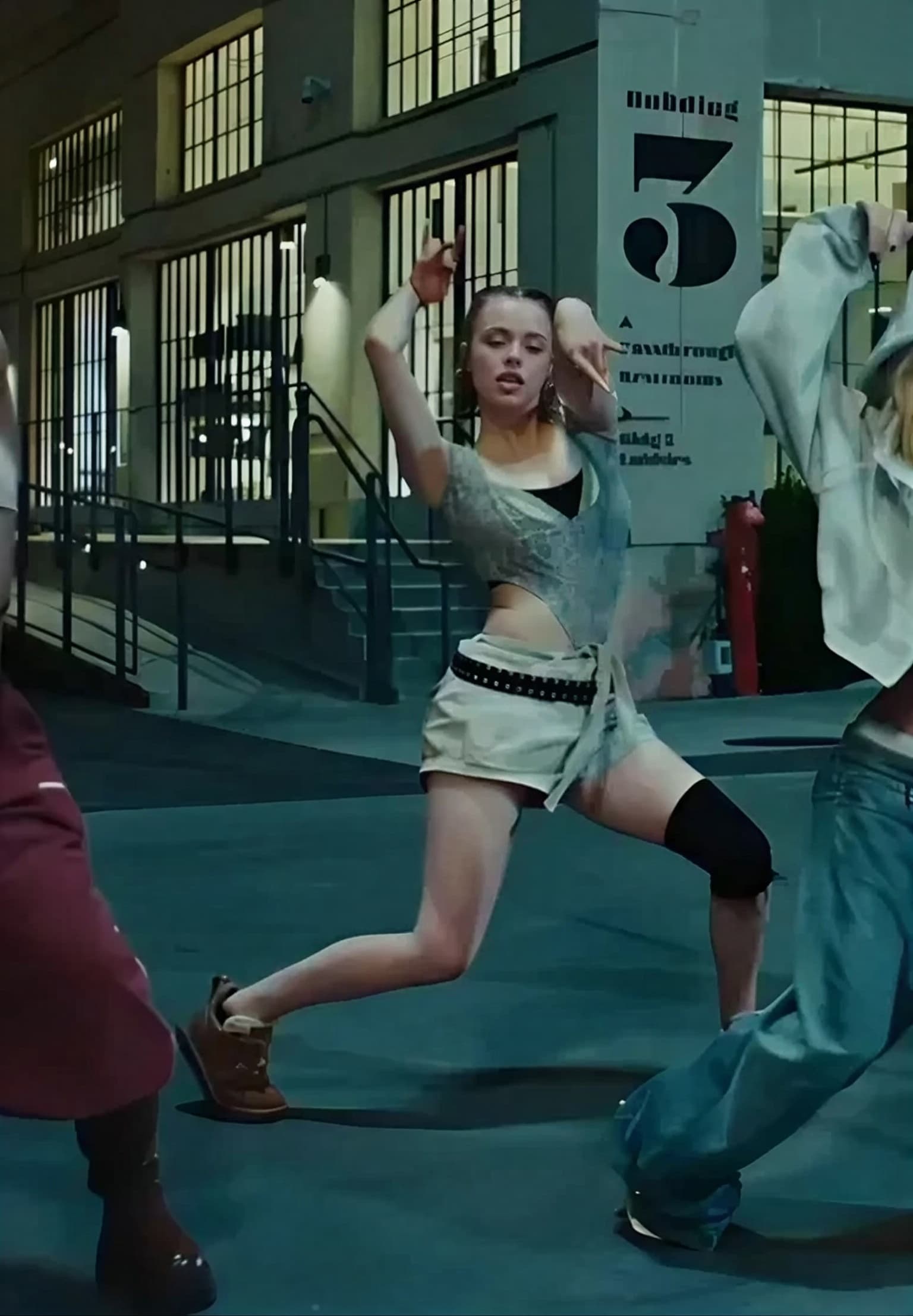 Шайло Джоли в клипе певицы Даёнг What's a Girl to Do, апрель 2026