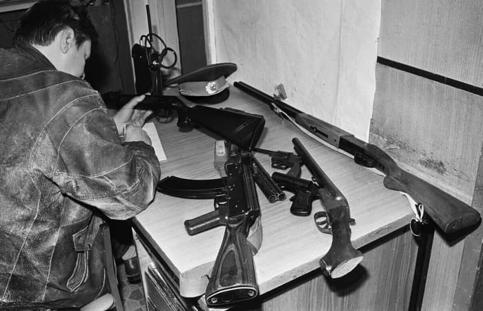 Сотрудник милиции изъятое огнестрельное оружие 1990-е годы