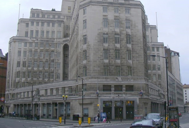 Здание штаб-квартиры SIS, MI6, на улице Бродвей в Лондоне