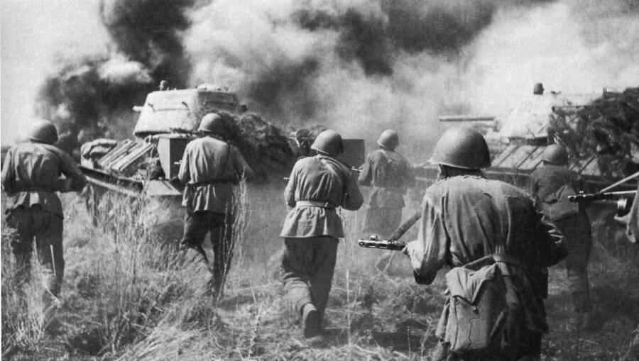 Бойцы Красной армии идут в атаку на Курской дуге 1943 год