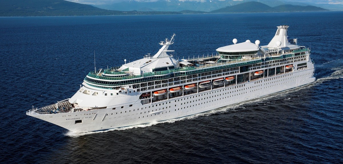 Круизный лайнер Rhapsody of the Seas компании Royal Caribbean — судно, с которого пропала Эми Брэдли