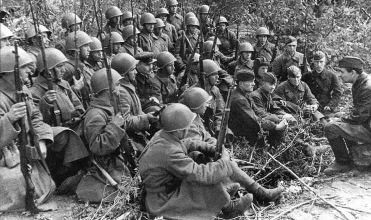 Советские военные патрули в городе во время комендантского часа, 1953 год