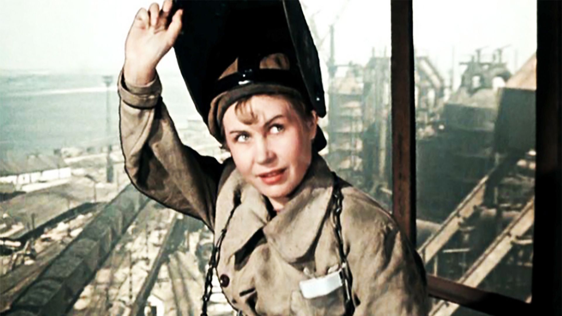 Кадр из советского фильма &laquo;Высота&raquo; (1957): Инна Макарова в роли сварщицы Кати