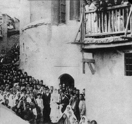 Молодожёны и гости возле дома жениха Армения 1892 год
