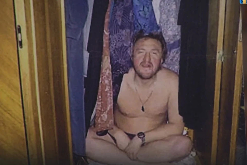 Полуголый Руднев сидит в шкафу
