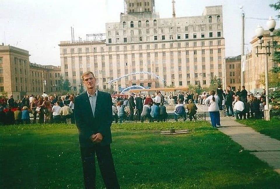 Алексей Корочкин у здания ЮУрГУ в Челябинске &mdash; место работы охранником