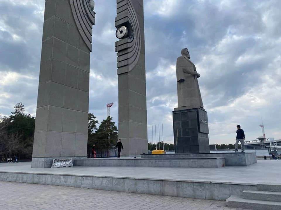 Площадка у памятника Курчатову в Челябинске &mdash; место первого убийства лесопаркового маньяка